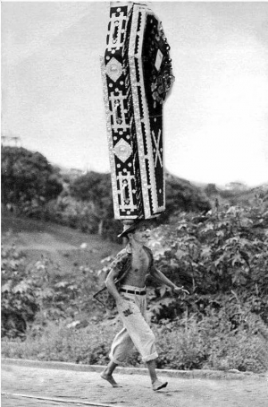 O homem do caixão em pé